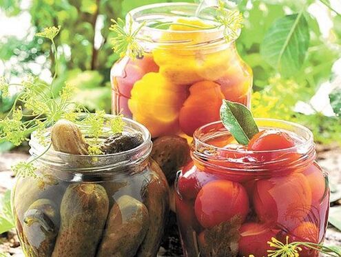 Pickled cucumbers and tomatoes to remove pests