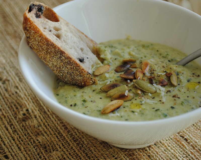 In the diet of people who want to eliminate parasites, puree soup with pumpkin seeds and garlic